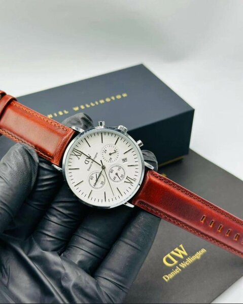 Montre élégante en cuir marron