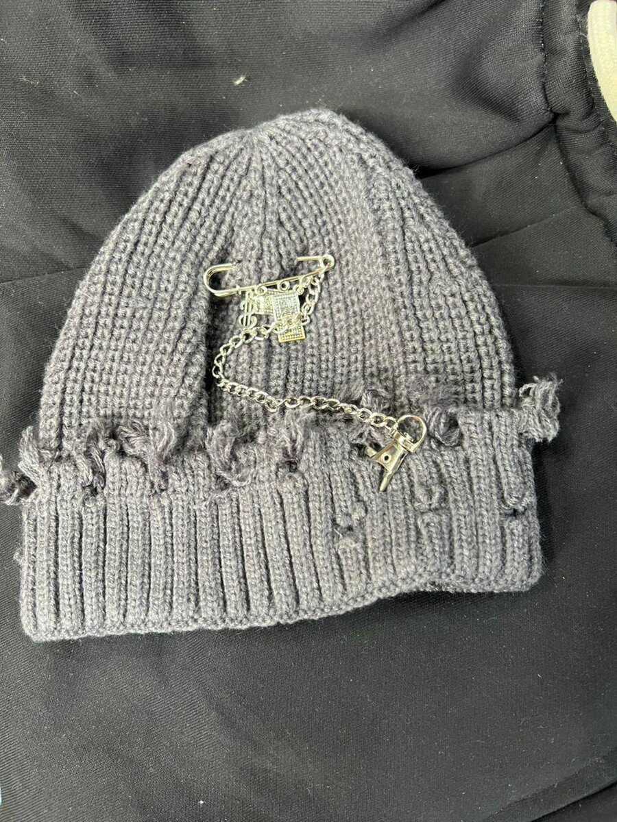 Beanie tricotée avec broche