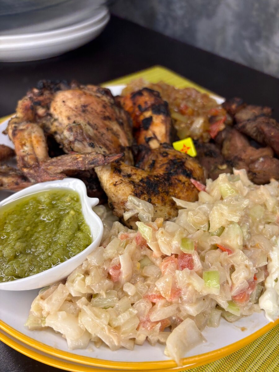 Assiette de poulet grillé exotique