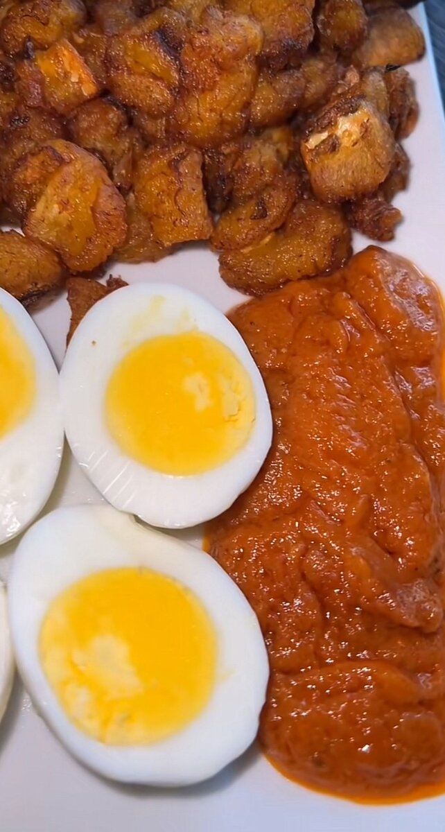 Alloco croustillant et œufs