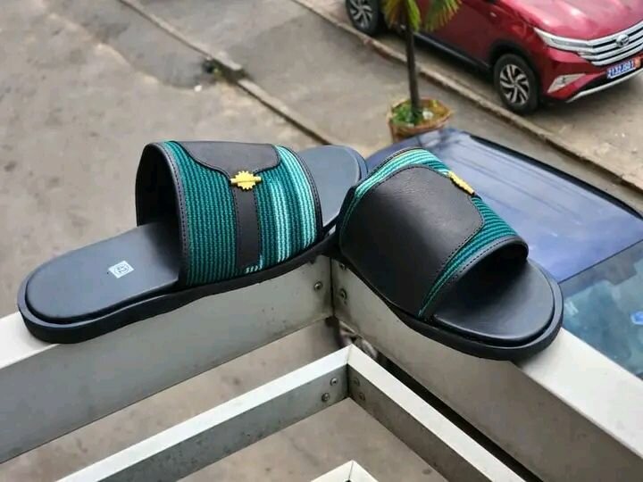 Tongs en cuir élégantes