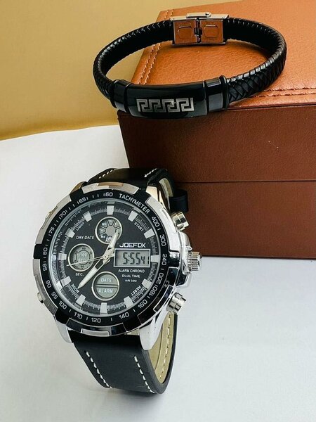 Montre mécanique au poignet avec bracelet noir et bracelet