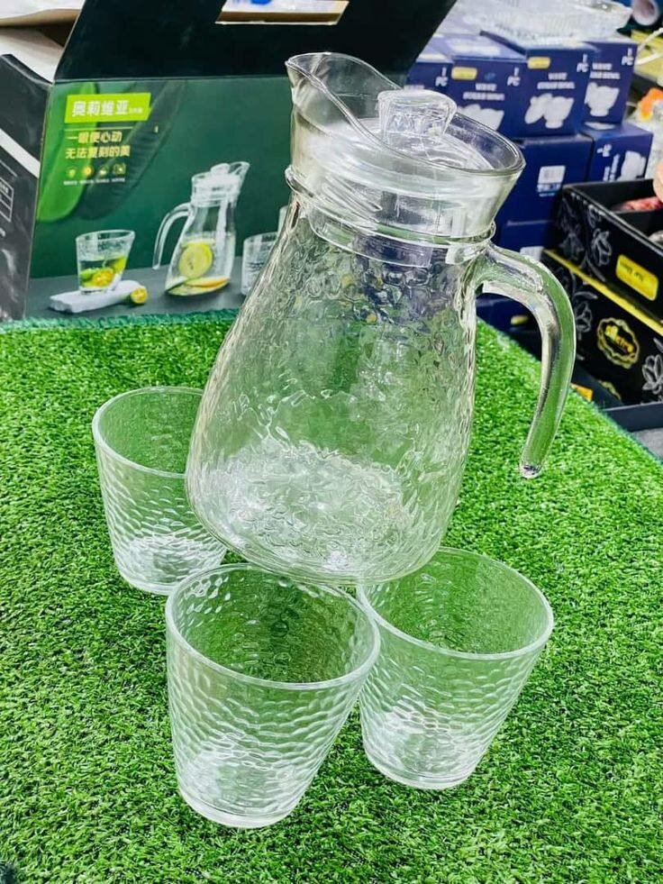 Carafe en verre avec verres