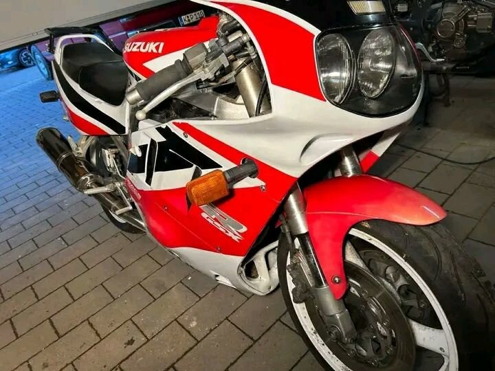 Moto Suzuki GSXR-750 sportive