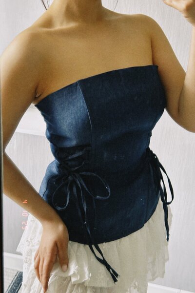 в наличии корсет с завязками