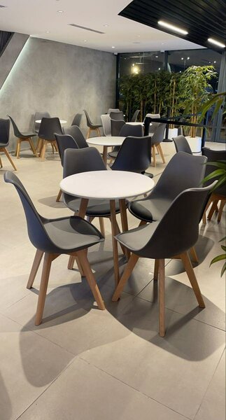 Set de table et chaises modernes