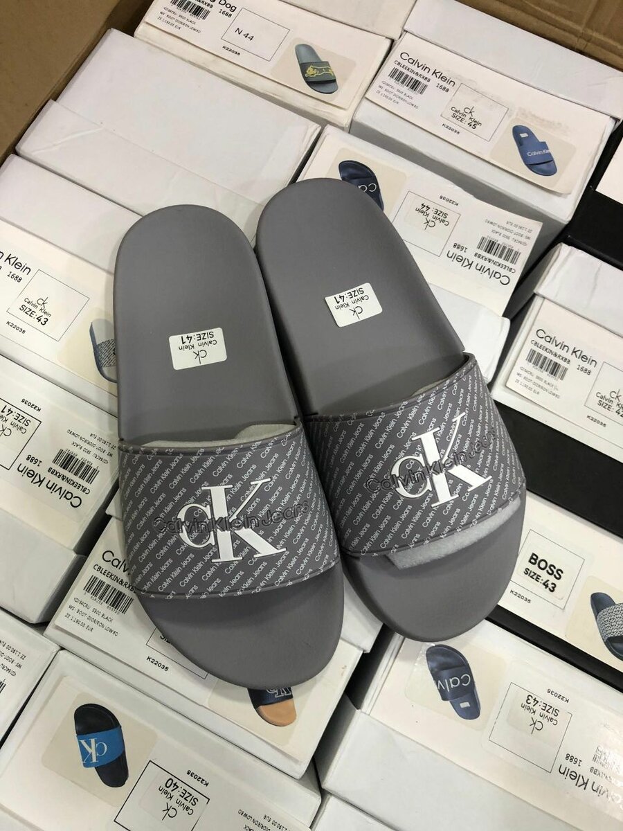 Claquettes estivales style CK