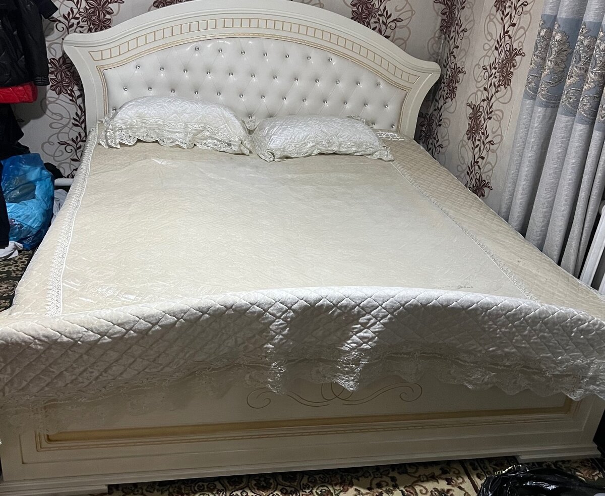 Двуспальная кровать с матрасом