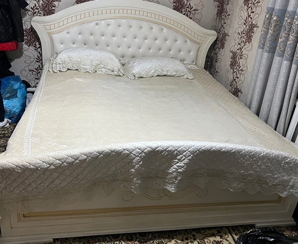 Двуспальная кровать с матрасом