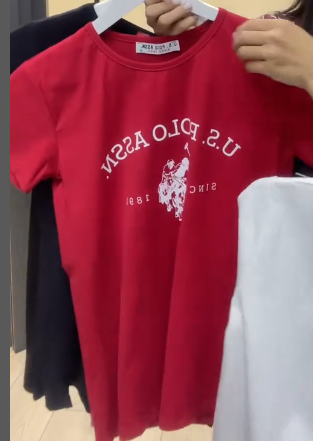 Женская футболка красного цвета.