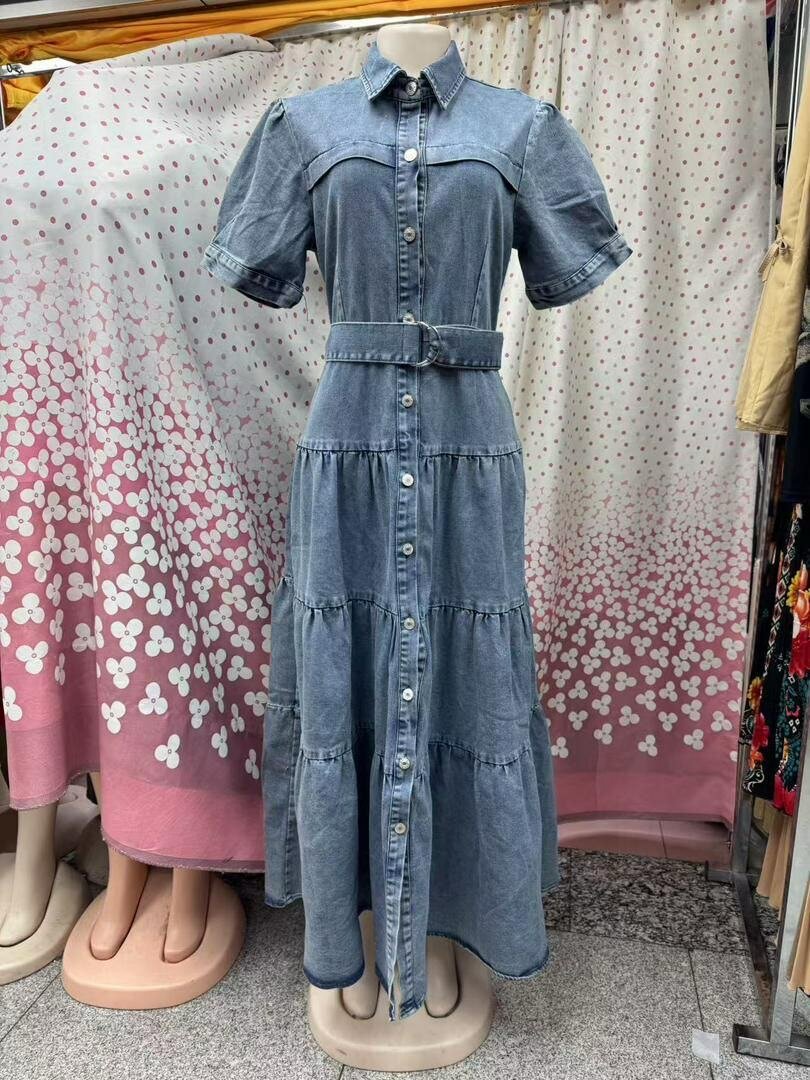 Robe en jean ceinturée