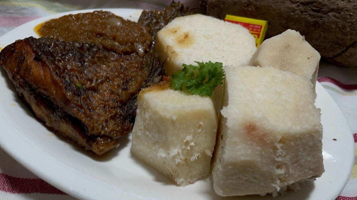 Plat de poisson grillé et igname