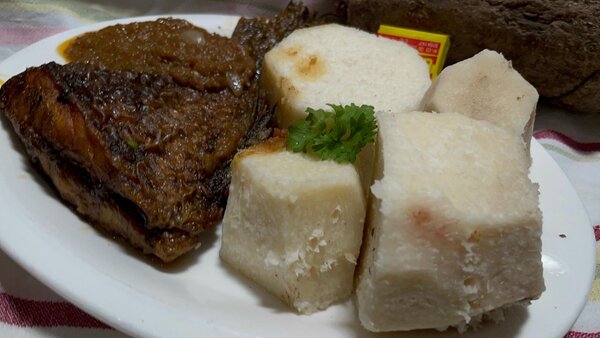 Plat de poisson grillé et igname