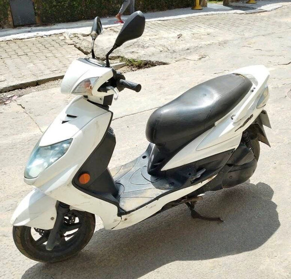 Scooter blanc urbain