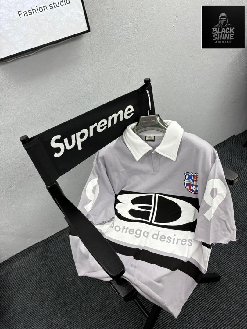 Polo à motifs modernes