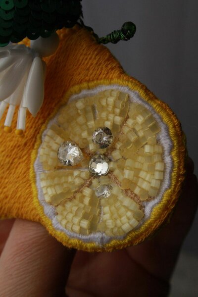 Брошь лимон