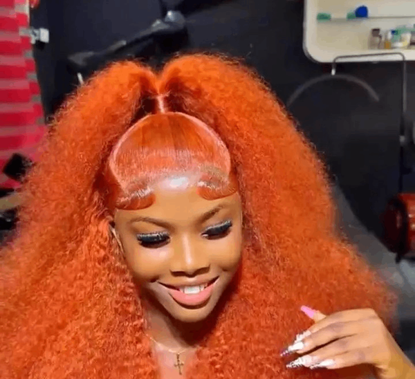 Perruque bouclée rousse volumineuse