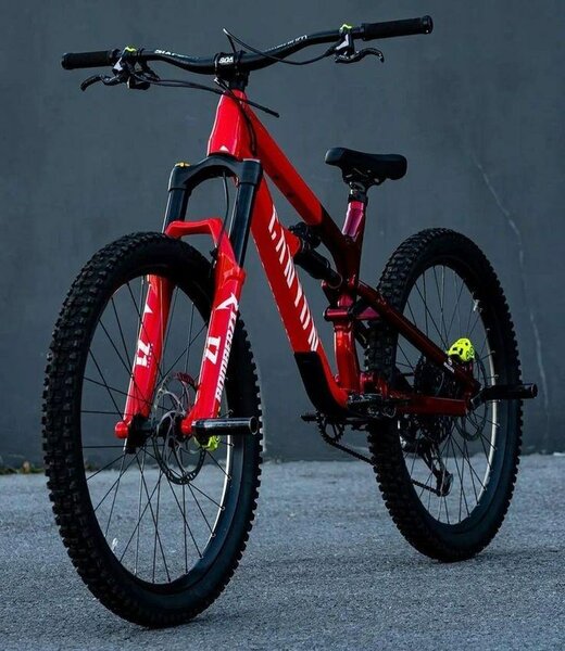 Vélo de montagne robuste rouge