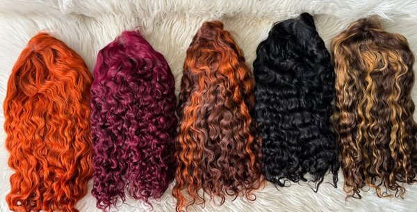 Perruque bouclée colorée