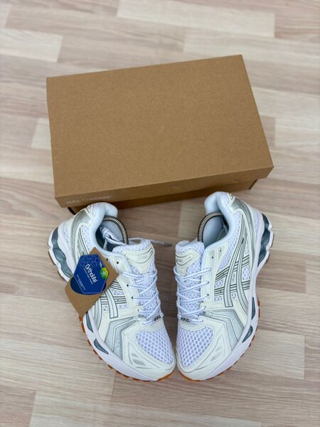 Baskets de course blanches élégantes