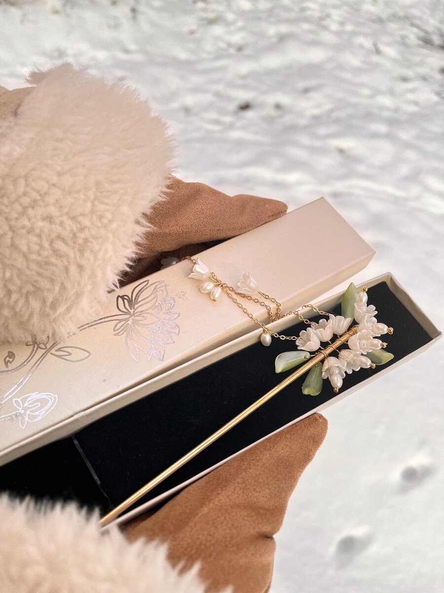 Изящная палочка для волос.