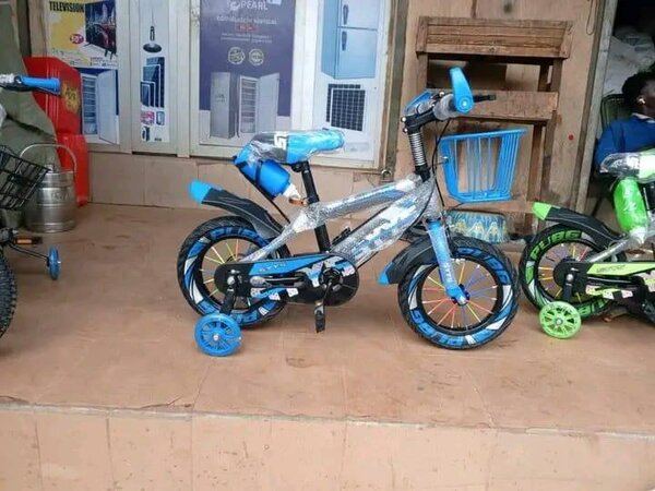 Vélo enfant avec roues stabilisatrices
