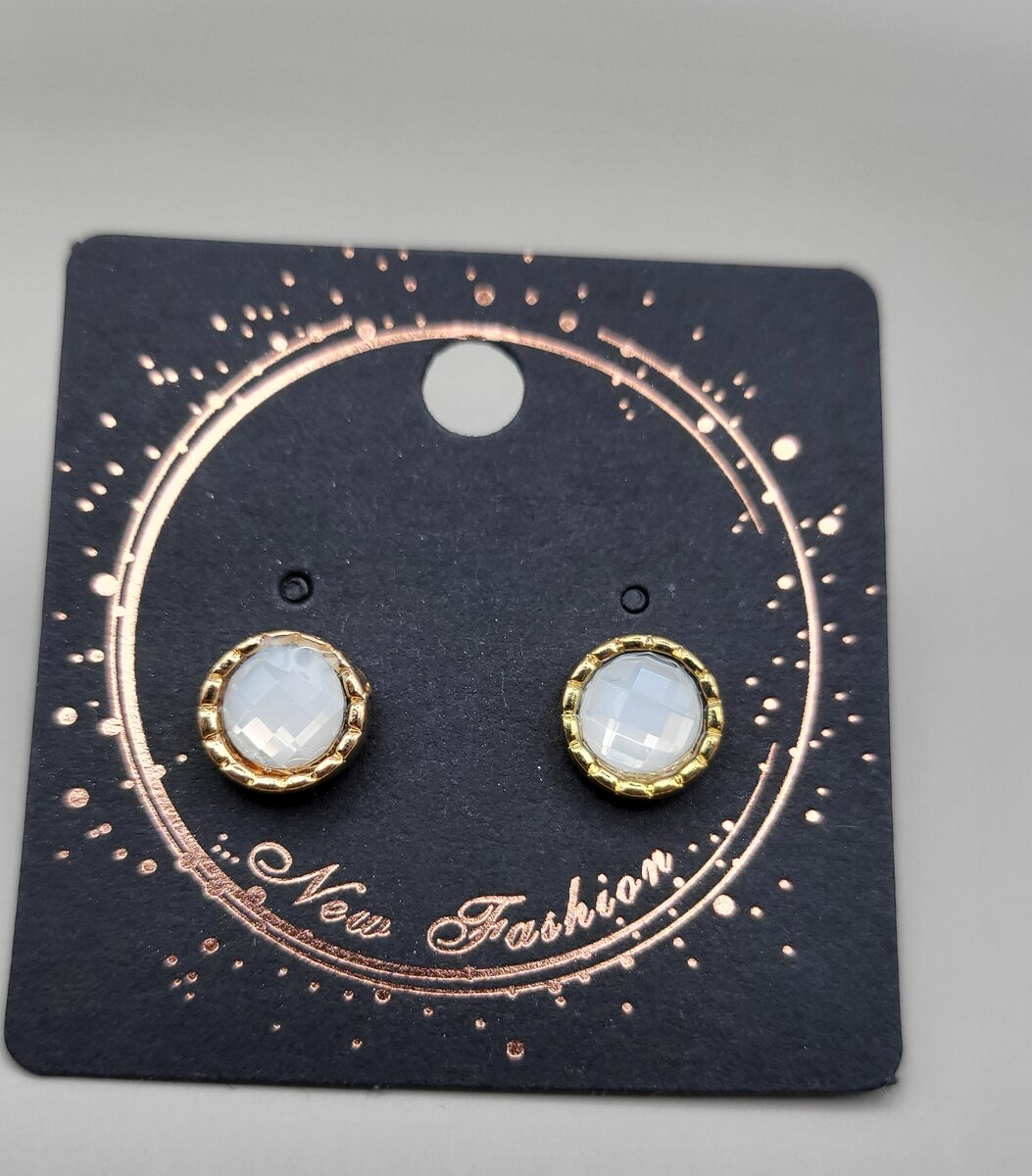 GOLDEN BASE STUD