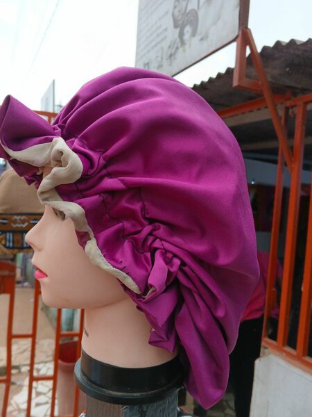 Bonnet en satin élégant