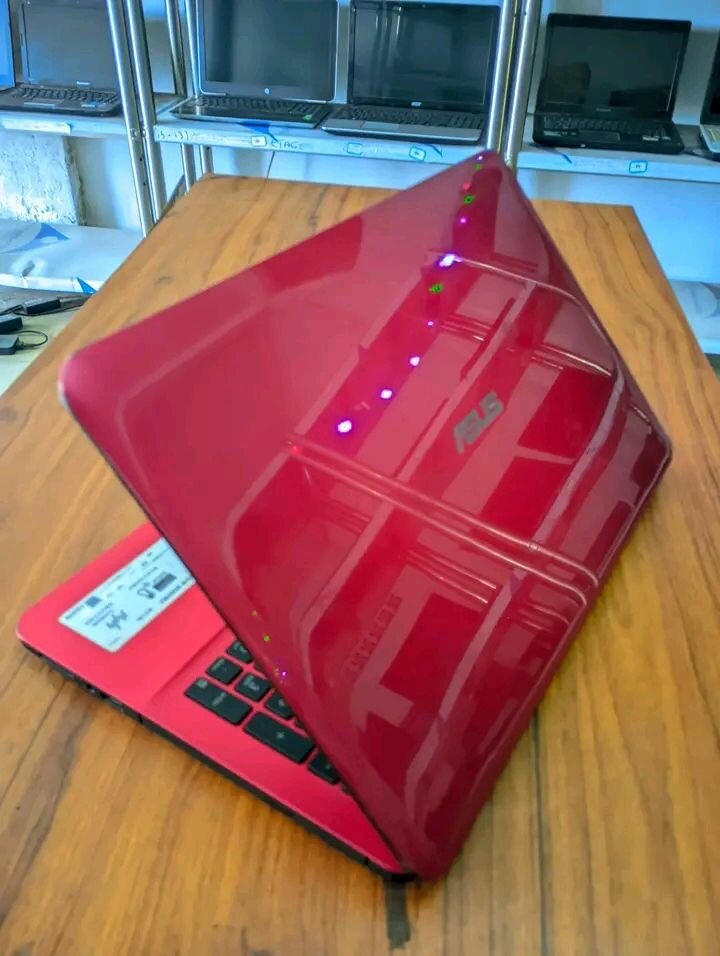 PC Portable ASUS Rouge Élégant
