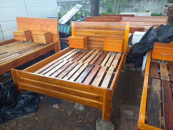 Lits   2 places avec du bois rouge