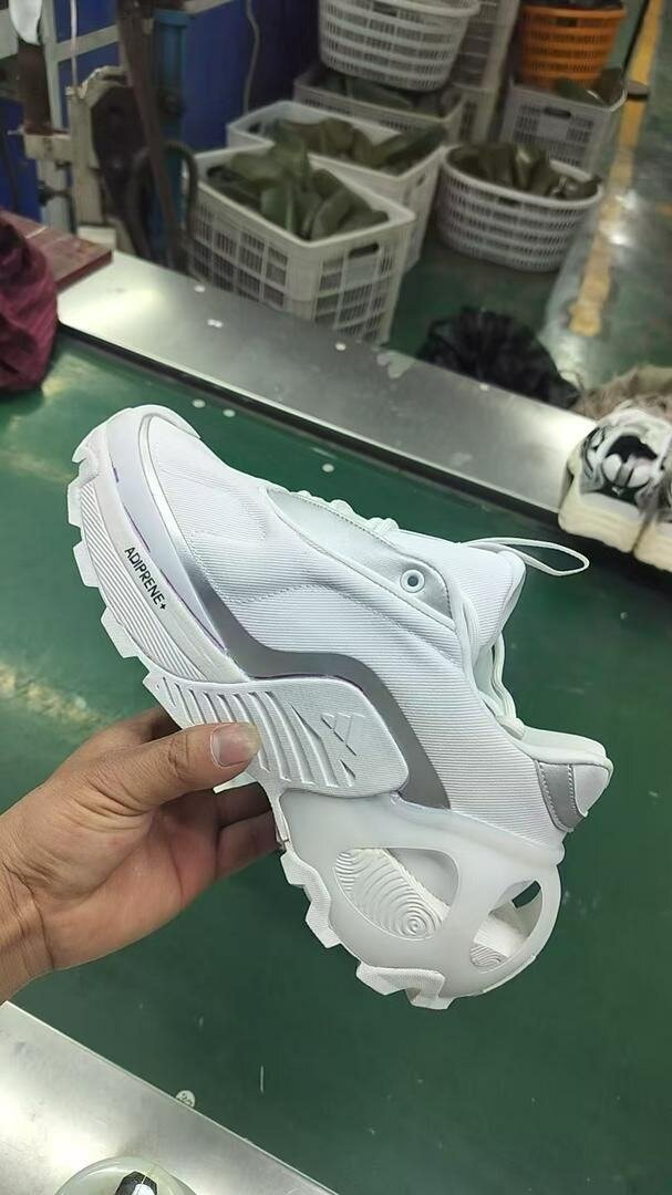 Basket Adidas futuriste blanc