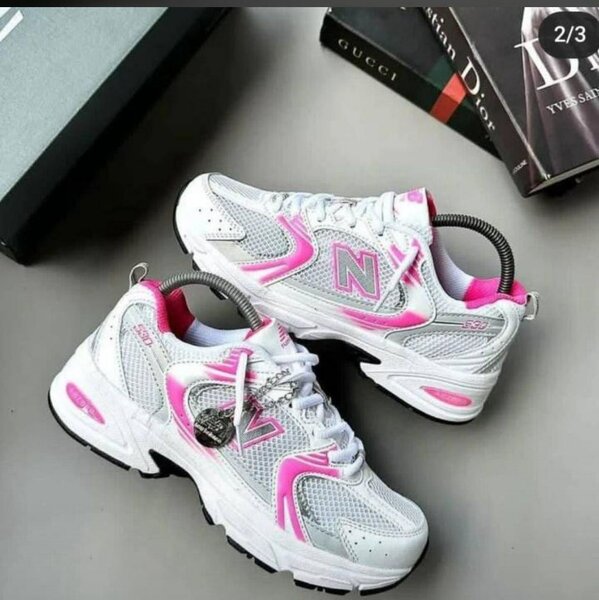 Baskets blanches et roses tendance