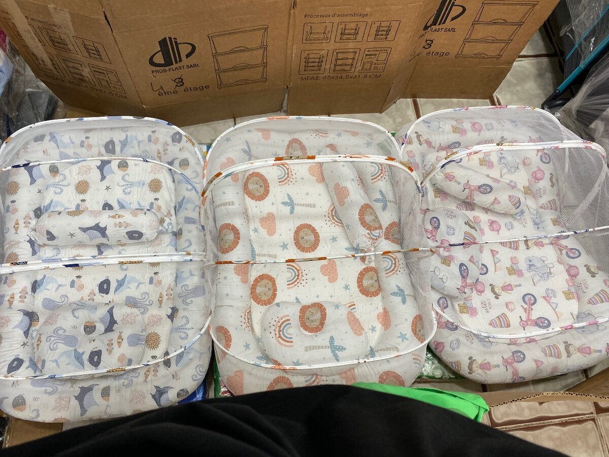 Lit moustiquaire avec oreiller