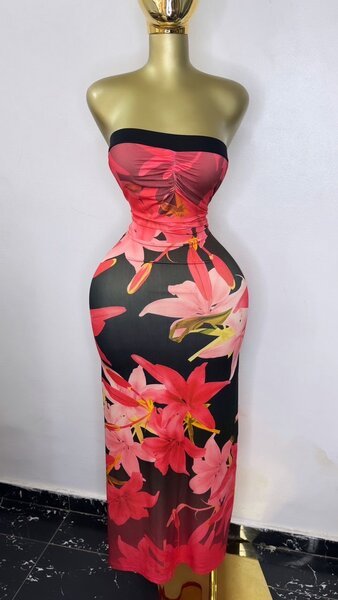 Robe fleurie rouge sans bretelles