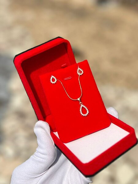 Ensemble collier et boucles d'oreilles en or