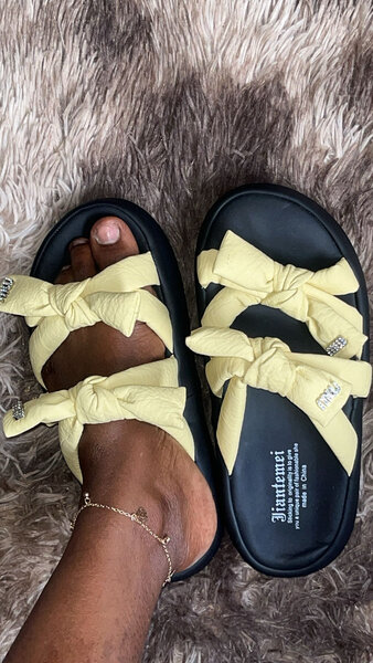 Sandales à nœuds jaunes