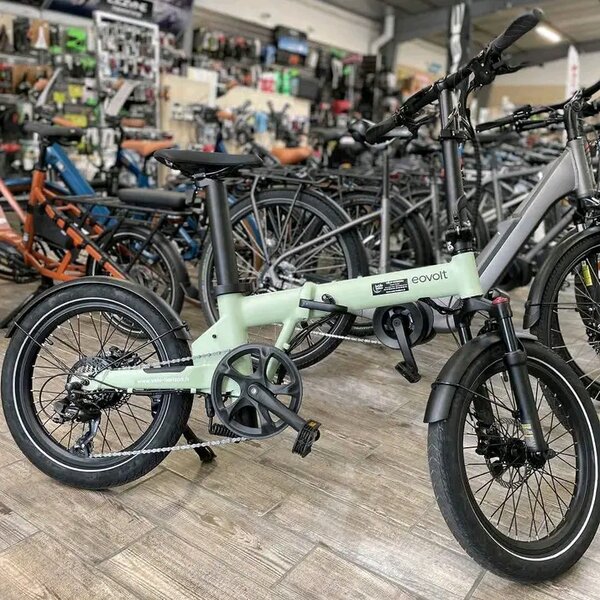 Vélo pliant électrique compact