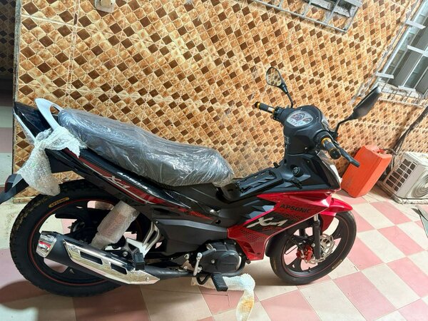 Moto sportive rouge X4