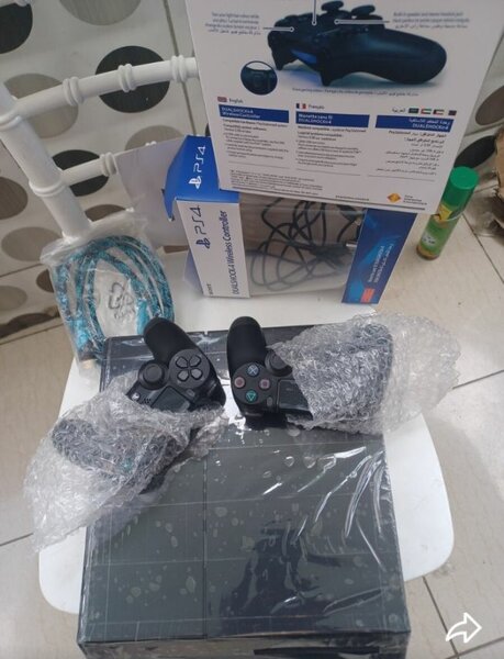 Console PS4 avec manettes