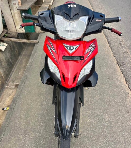 TVS Moto Scooter Rouge