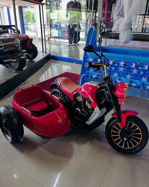 Moto rouge avec side-car