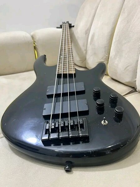 Guitare basse électrique 4 cordes