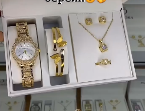 Комплект с наручными часами для женщин