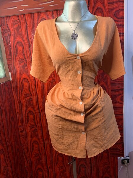 Robe à boutons élégante