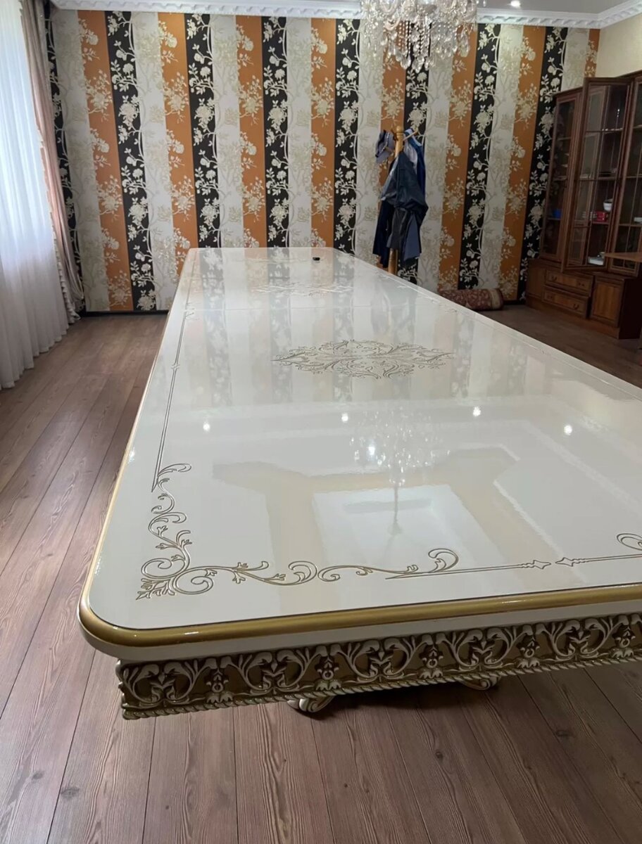 Продаётся стол из натурального дерева!