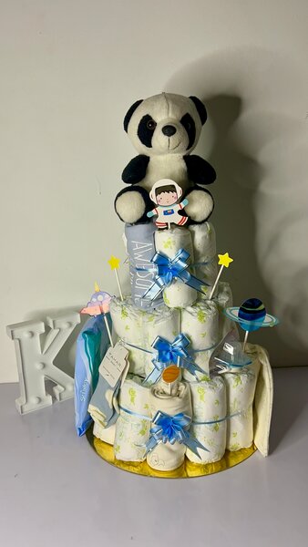 Gâteau de couches avec peluche