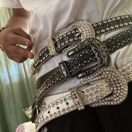 Ceinture en cuir cloutée