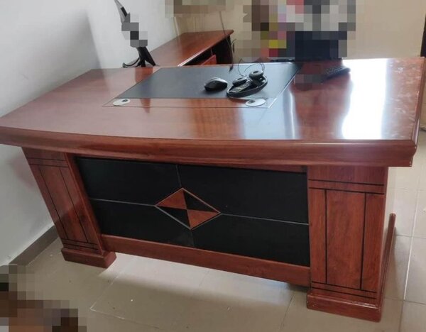Table , bureau et porte plasma