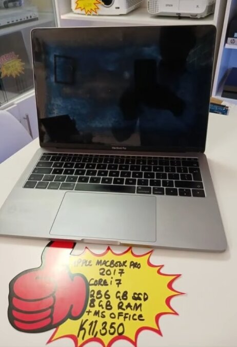 Apple macbook pro 2017 core i7 ssd 256 gb  8 gb 