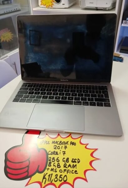 Apple macbook pro 2017 core i7 ssd 256 gb  8 gb 